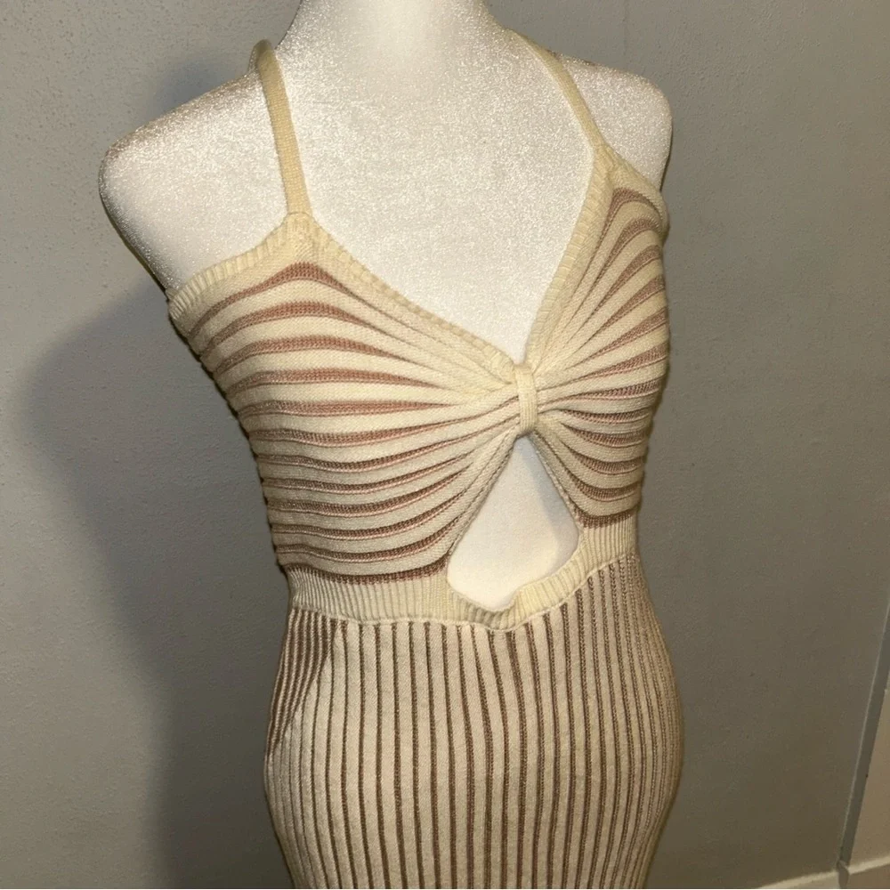 Elegant Cream Maxi Dress - Picture 4 of 7